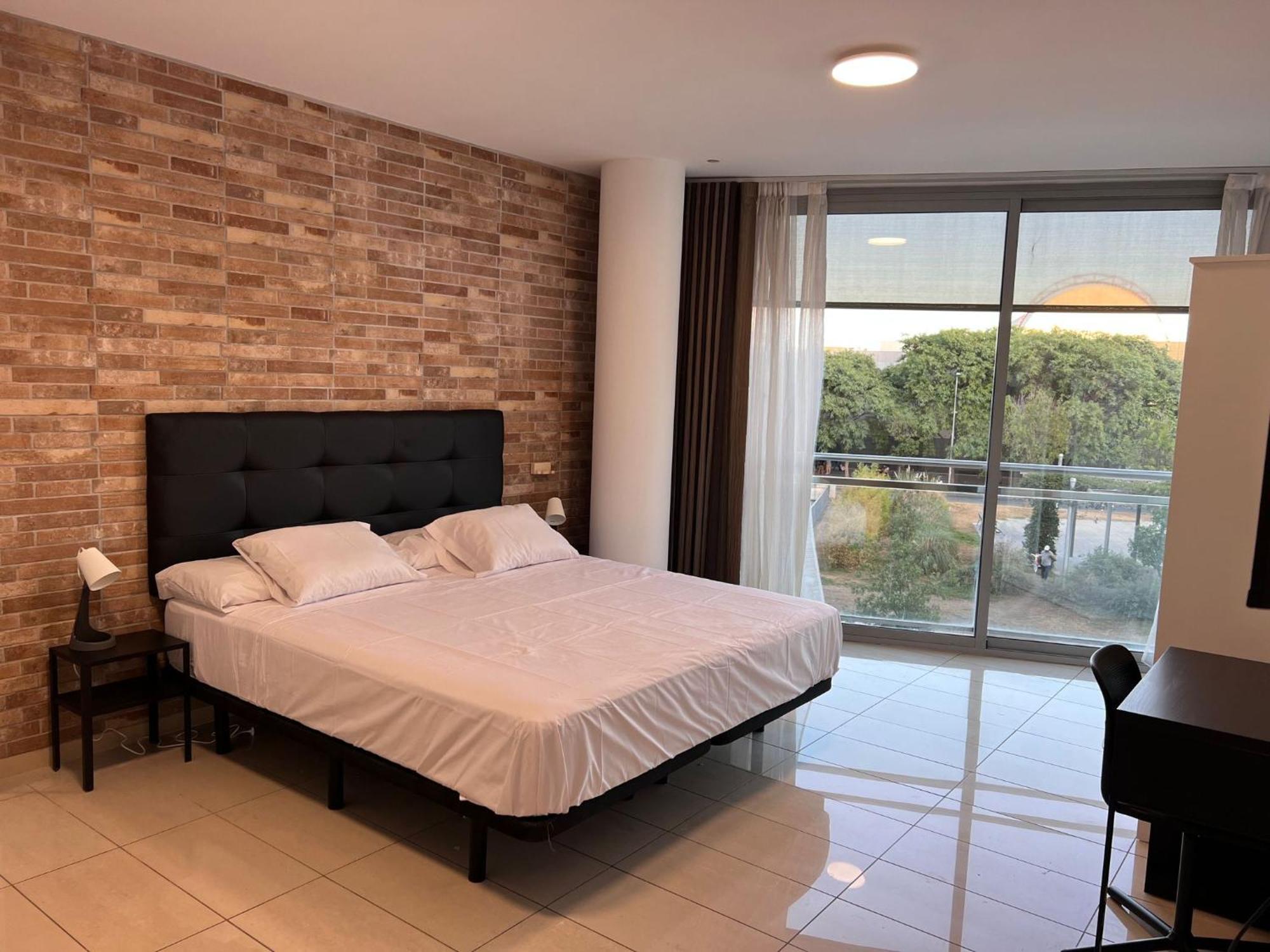 Fira Gran Via 2 - Private Rooms In A Shared Apartment - Habitaciones Privadas En Apartamento Compartido L'Hospitalet de Llobregat Luaran gambar