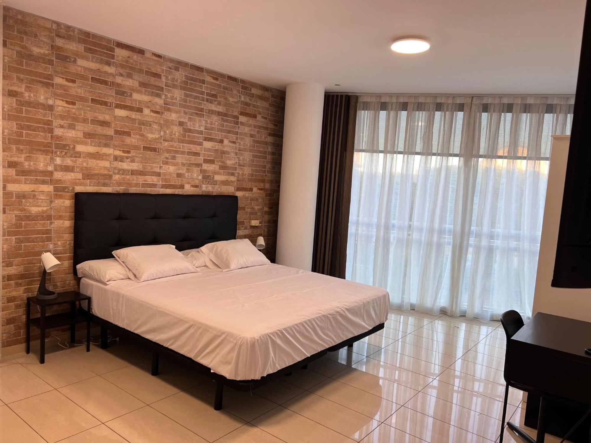 Fira Gran Via 2 - Private Rooms In A Shared Apartment - Habitaciones Privadas En Apartamento Compartido L'Hospitalet de Llobregat Luaran gambar