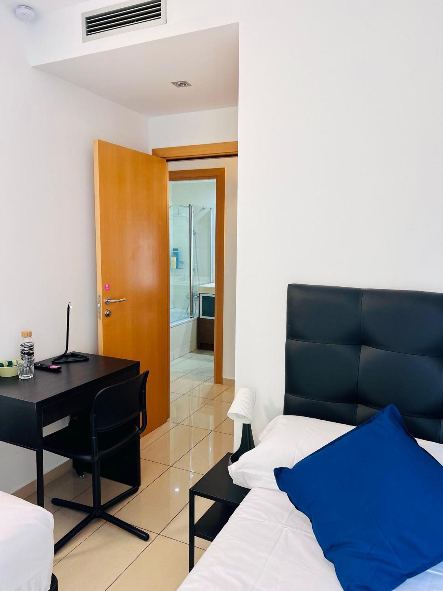 Fira Gran Via 2 - Private Rooms In A Shared Apartment - Habitaciones Privadas En Apartamento Compartido L'Hospitalet de Llobregat Luaran gambar