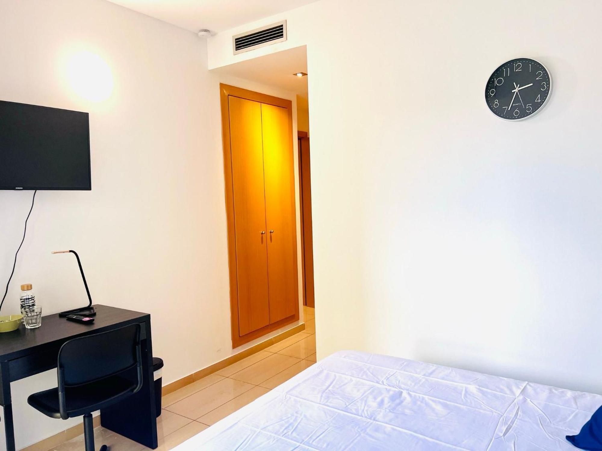 Fira Gran Via 2 - Private Rooms In A Shared Apartment - Habitaciones Privadas En Apartamento Compartido L'Hospitalet de Llobregat Luaran gambar