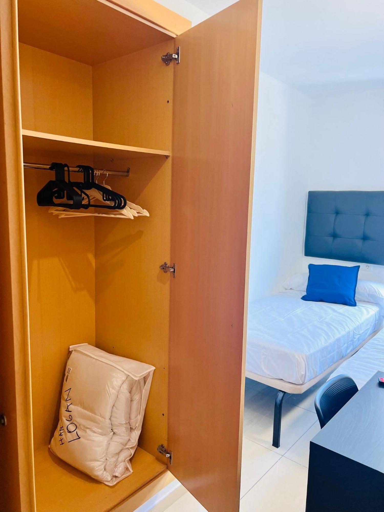 Fira Gran Via 2 - Private Rooms In A Shared Apartment - Habitaciones Privadas En Apartamento Compartido L'Hospitalet de Llobregat Luaran gambar