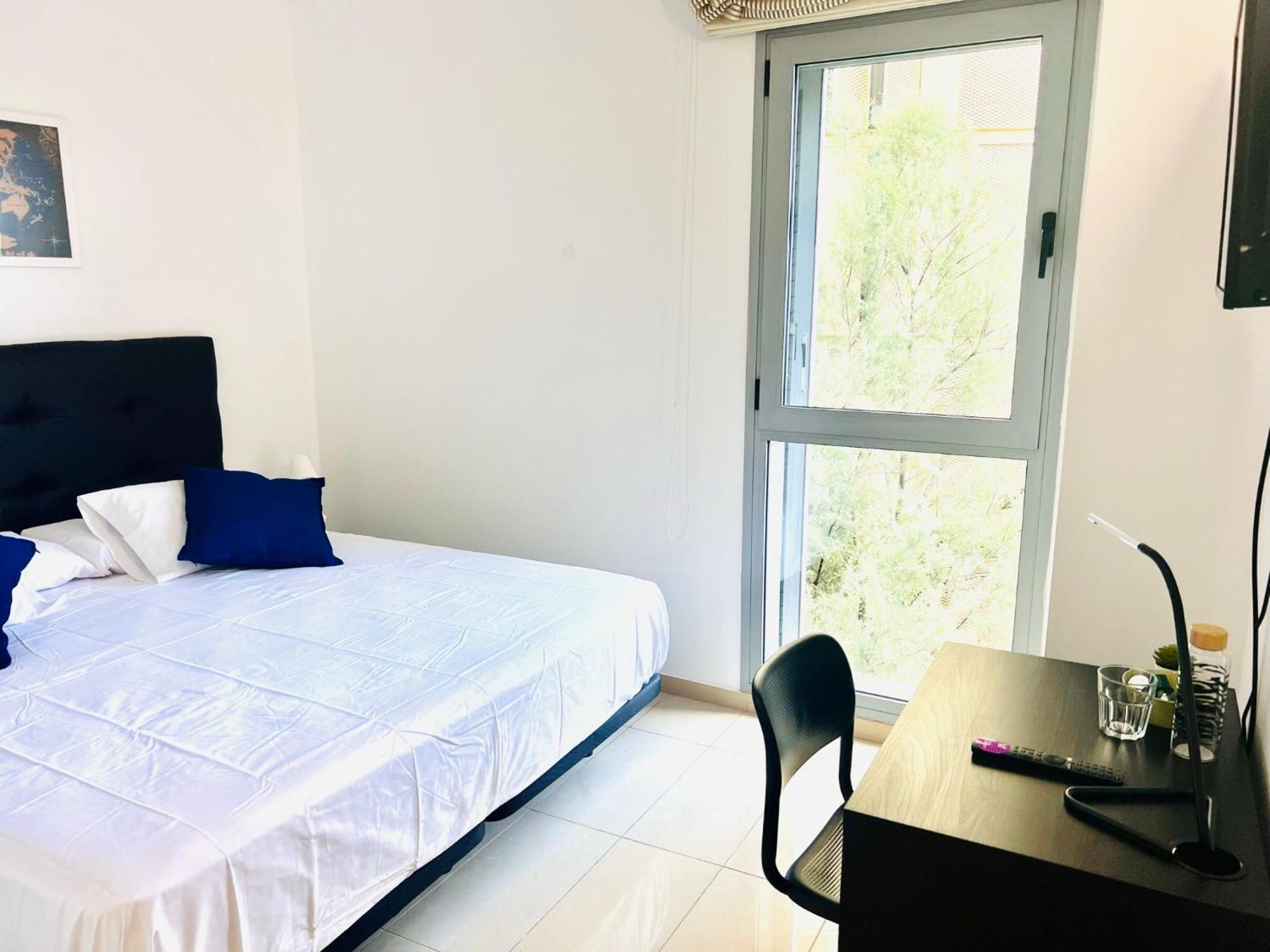 Fira Gran Via 2 - Private Rooms In A Shared Apartment - Habitaciones Privadas En Apartamento Compartido L'Hospitalet de Llobregat Luaran gambar