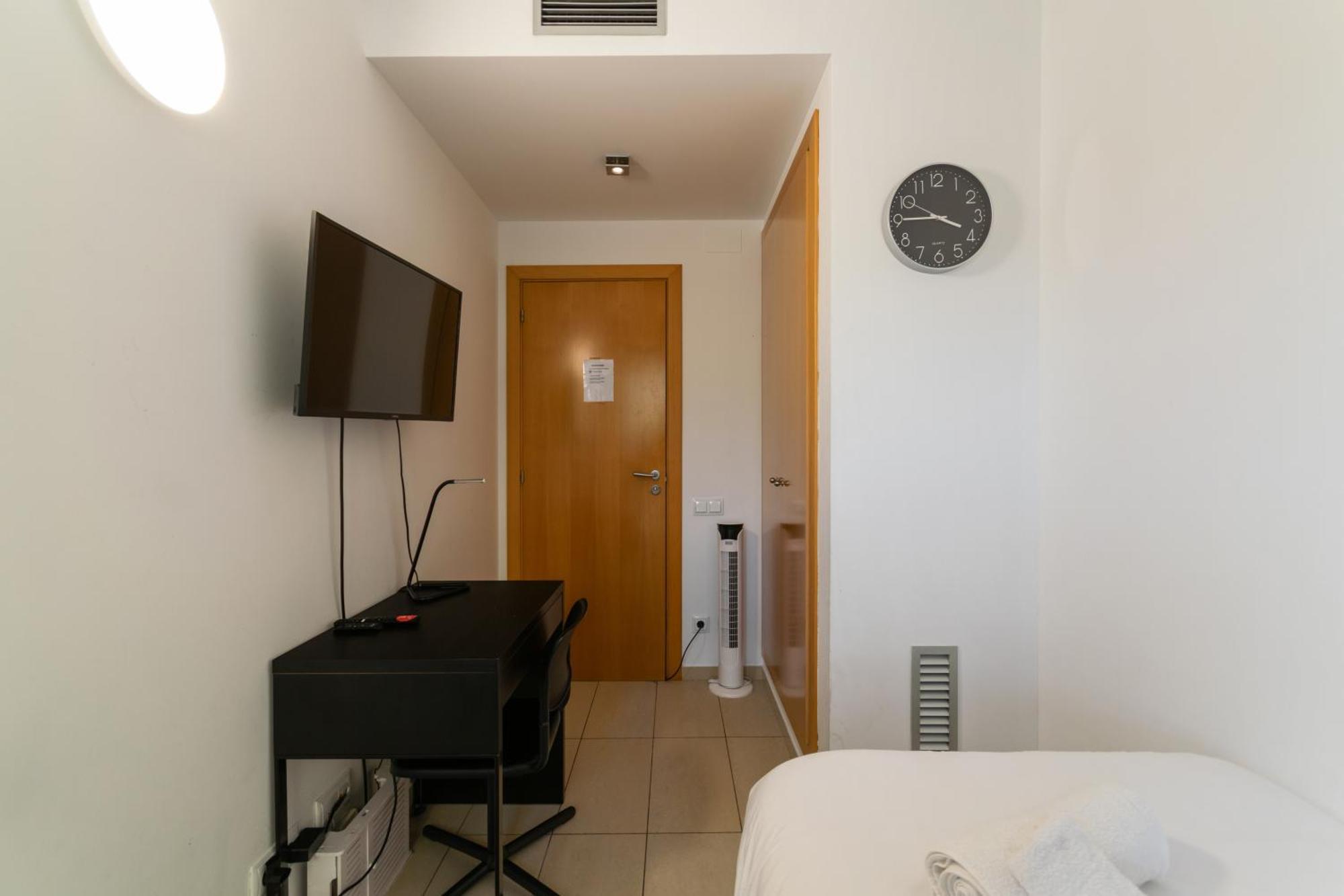 Fira Gran Via 2 - Private Rooms In A Shared Apartment - Habitaciones Privadas En Apartamento Compartido L'Hospitalet de Llobregat Luaran gambar