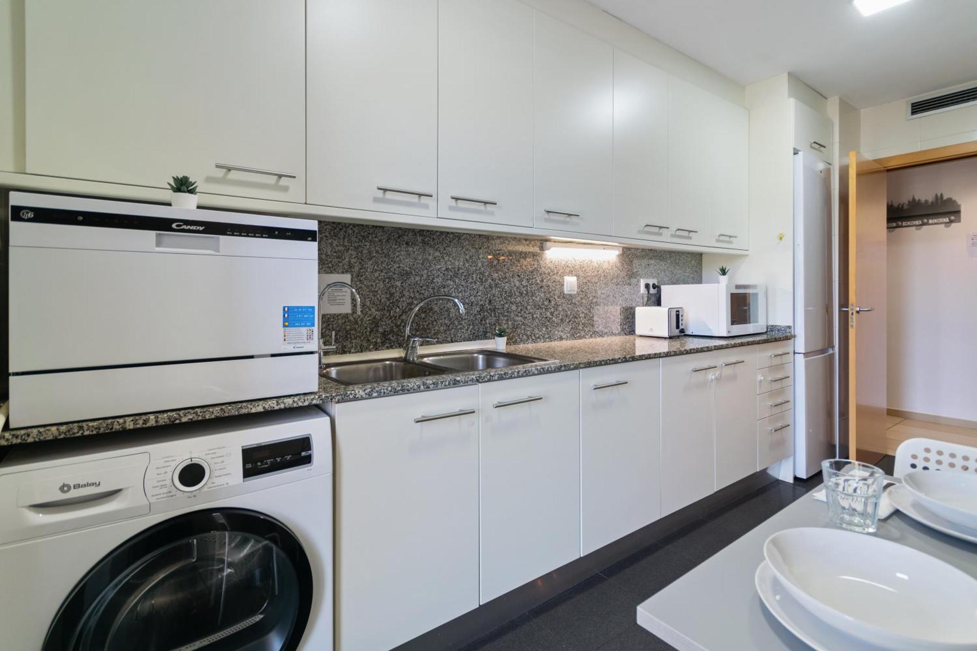 Fira Gran Via 2 - Private Rooms In A Shared Apartment - Habitaciones Privadas En Apartamento Compartido L'Hospitalet de Llobregat Luaran gambar