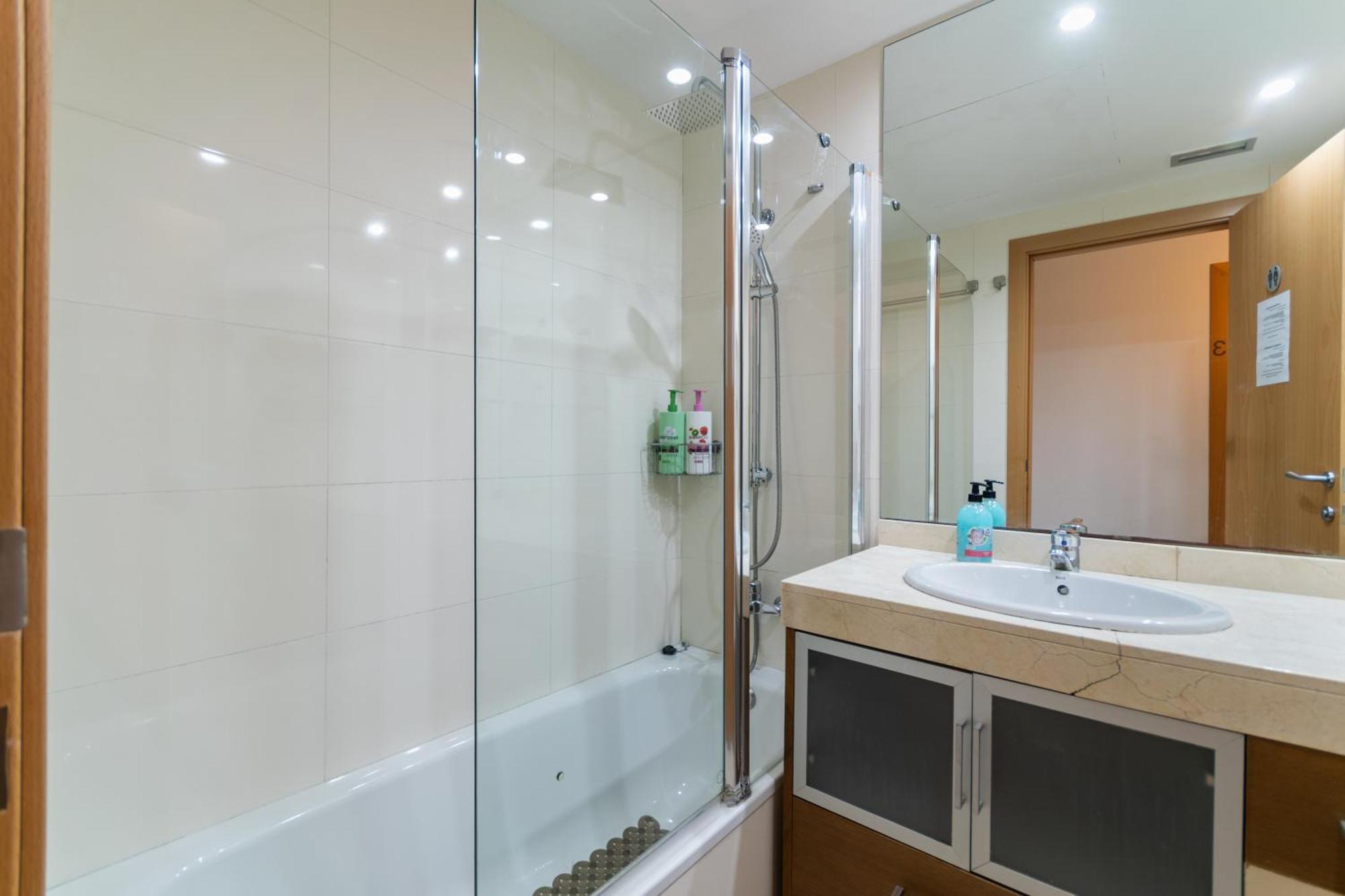 Fira Gran Via 2 - Private Rooms In A Shared Apartment - Habitaciones Privadas En Apartamento Compartido L'Hospitalet de Llobregat Luaran gambar
